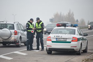 Rytinis reidas Vilniuje: „iš po vakar su kvapu“ prie vairo įkliuvo moteris ir vyras