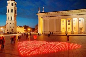 Lietuvos miestuose sužibo 1607 žvakutės organų donorams pagerbti 