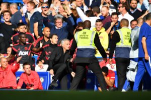 Po paleistos iš rankų pergalės Londone „Man Utd“ treneris J. Mourinho kibo į atlapus kolegai
