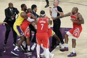 Beveik kaip kine: LeBronas Jamesas buvo muštynių centre ir tapo taikdariu