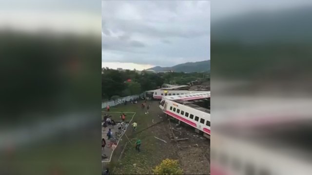 Nuo bėgių nulėkus traukiniui žuvo mažiausiai 22 žmonės