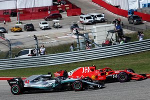 Įtemptose „Formulės-1“ lenktynėse – lyderių klaidos ir Kimi Raikkoneno triumfas