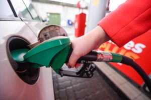 Degalinėse pasirodė nematyti ženklai: ką daryti, jei vietoje dyzelino įsipylėte benzino?