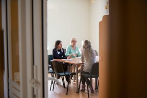 Smurtaujantis vyras moterį su vaiku persekiojo net pasislėpusius krizių centre