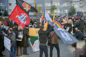 Dvi protesto prie LRT stovyklos: ir vieni, ir kiti už žodžio laisvę, tik visiškai skirtingai
