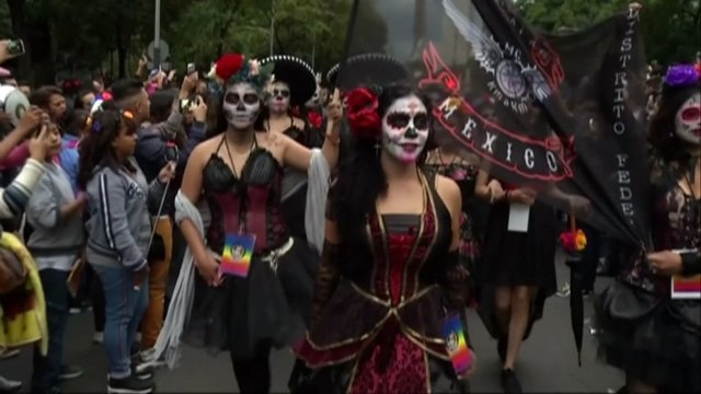 Tūkstančiai susirinkusiųjų Meksikoje surengė auką mirusiems