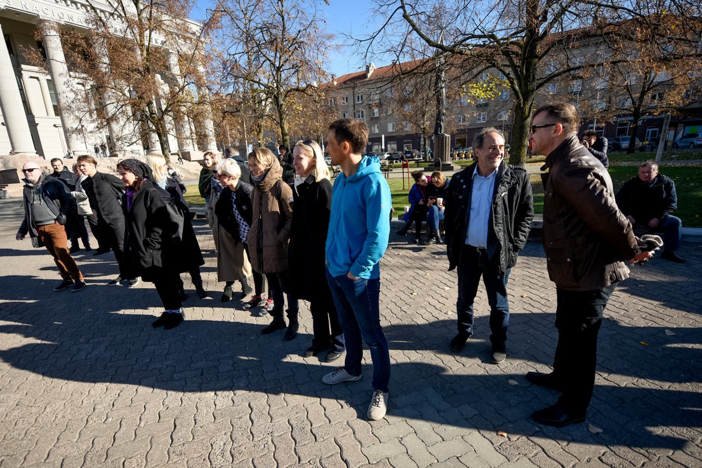 Lietuvos aktorių gildija surengė tylų protestą prie Seimo.<br> D.Umbraso nuotr.