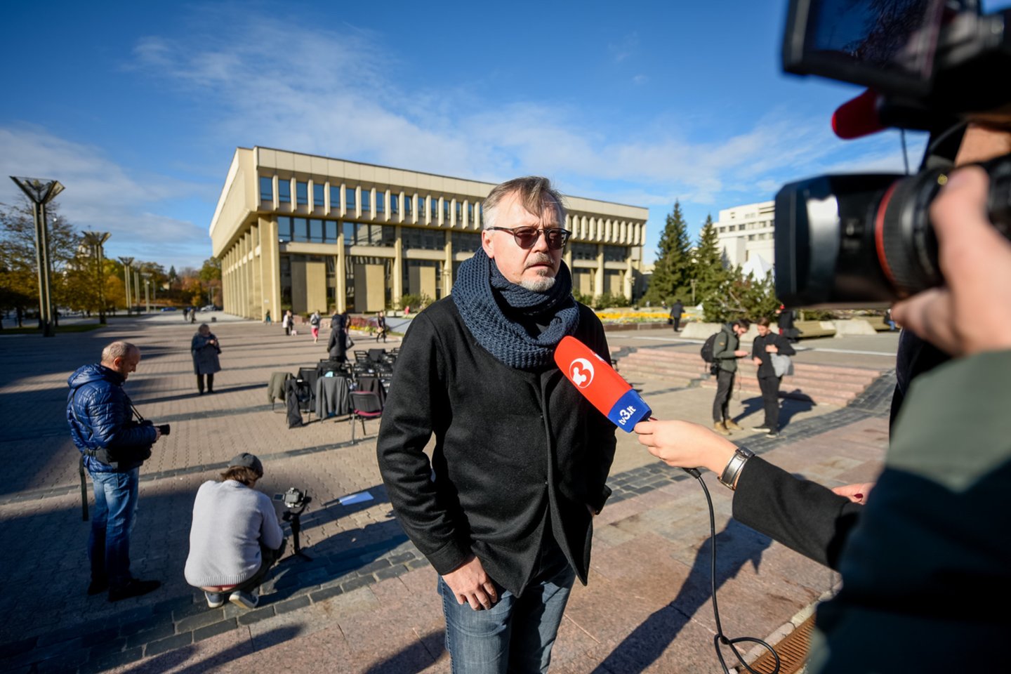 Lietuvos aktorių gildija surengė tylų protestą prie Seimo.<br> D.Umbraso nuotr.