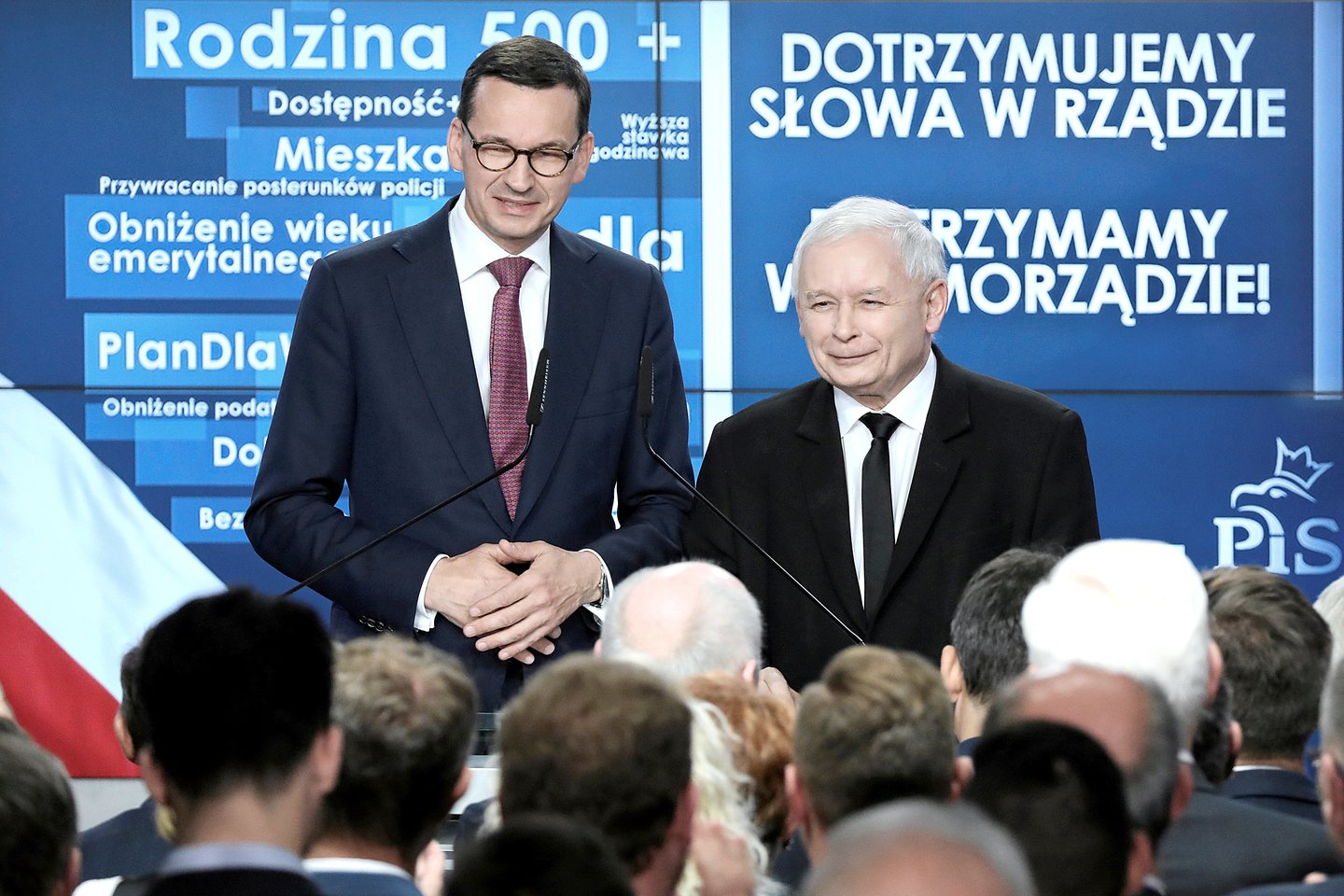 Prieš pat rinkimus į viešumą iškilę slapti premjero M.Morawieckio (kairėje) įrašai gali pakenkti jo karjerai – J.Kaczynskis gali sugalvoti postų pertvarką.<br> Reuters/Scanpix nuotr.
