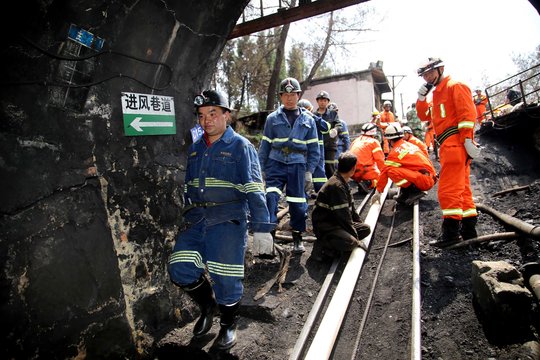 Kinijoje bandoma išgelbėti kasykloje po griūties įstrigusių 18 darbininkų