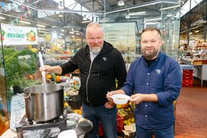 Martynas Starkus ir Vytaras Radzevičius turguje praeivius vaišino žuviene