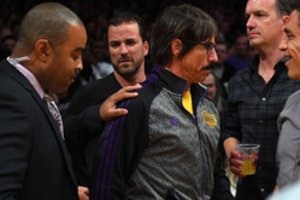 „Red Hot Chili Peppers“ lyderis pasižymėjo NBA rungtynėse – buvo išvytas iš arenos