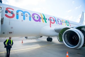 „Small Planet Airlines“ turi bėdų: pradėjo pertvarką, kaip tai paveiks keleivius