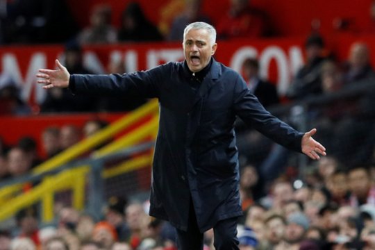 „Manchester United“ vėl turi bėdų dėl vėlavimo: J. Mourinho stadioną pasiekė pėsčiomis