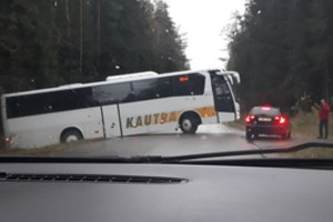 Netoli Garliavos kelią užtvėrė nuslydęs autobusas