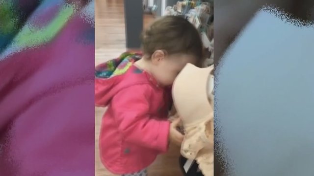 Alkanos mergaitės poelgis parduotuvėje mamą paliko be žado – griebėsi kameros