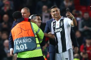 C. Ronaldo apramino suimti sirgalių norėjusią apsaugą ir kartu su juo nusifotografavo