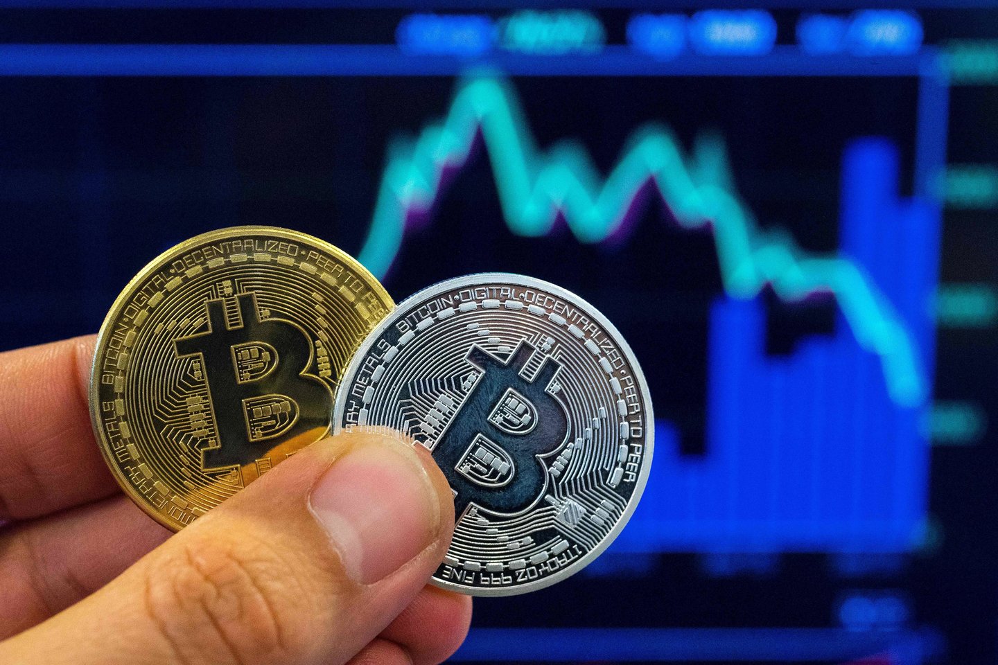 Bitkoinas viršijo 37.000 USD, kriptovaliutų rinka – 1 trln. USD
