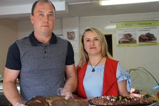 Mėsos įmonę įkūrę lituanistė ir barmenas receptus paveldėjo iš senelių