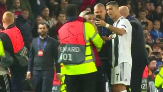 Apsaugos sučiuptas aistruolis sulaukė netikėto Cristiano Ronaldo poelgio