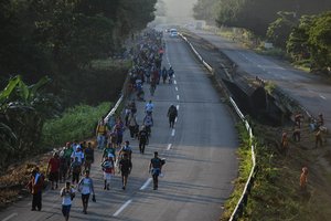 Migrantų karavanas pratęsė kelionę prie JAV sienos