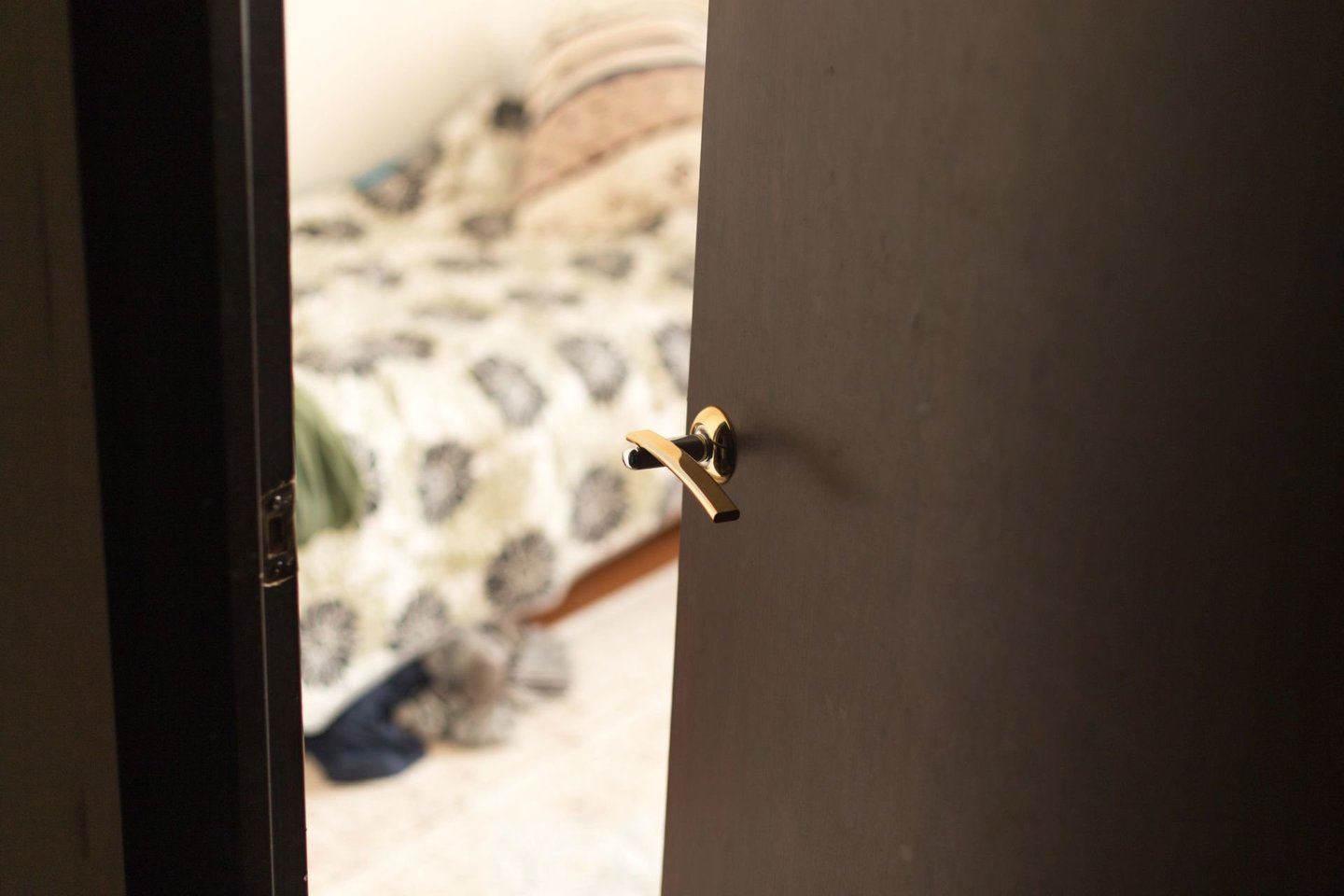 Daugelis prieš įlipdami į lovą pamiršta vieną gyvybiškai svarbų dalyką – uždaryti miegamojo duris.<br> 123rf nuotr.