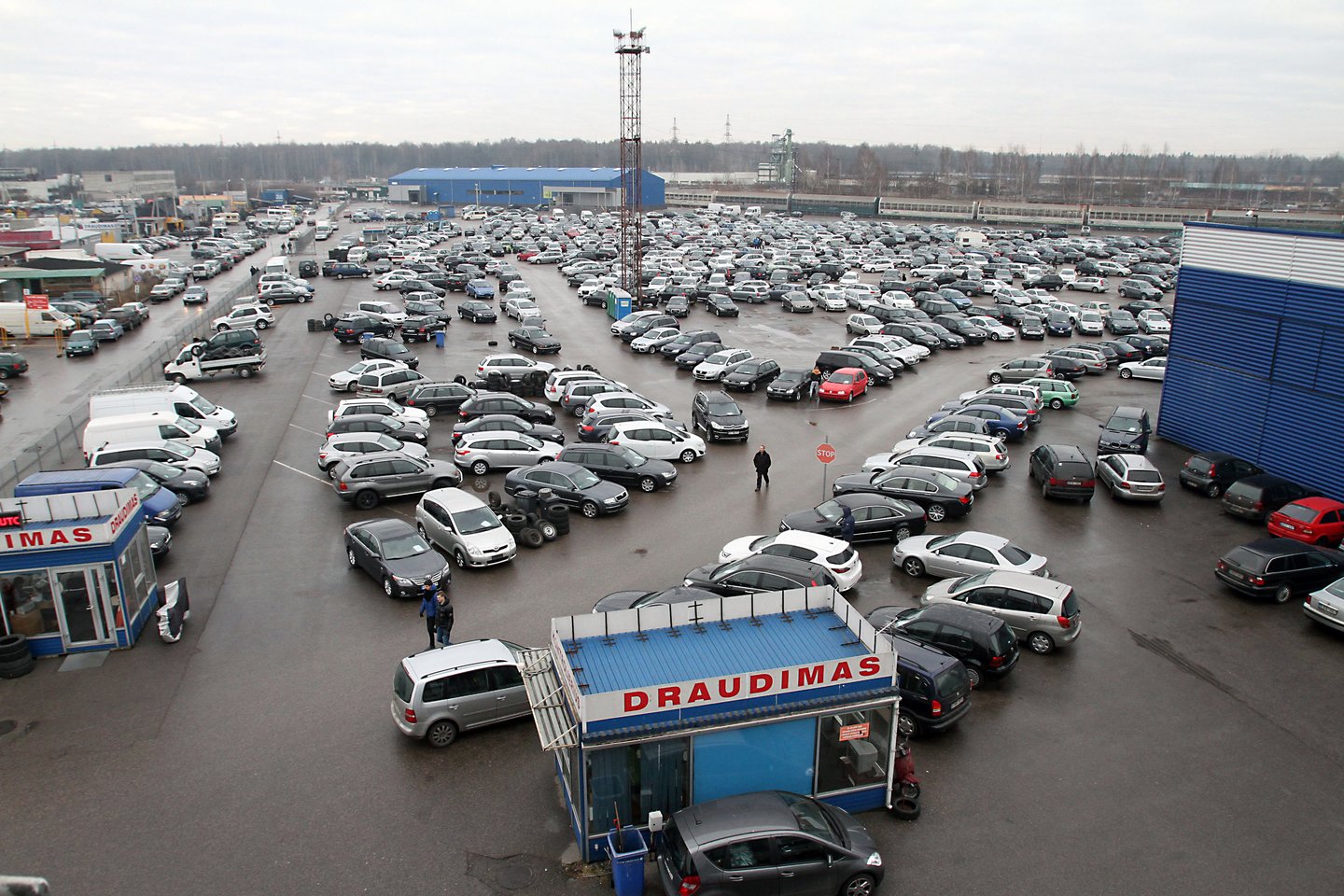 Lietuviai priversti pirkti gerokai pabrangusius ir pasenusius automobilius.<br>M.Patašiaus nuotr.