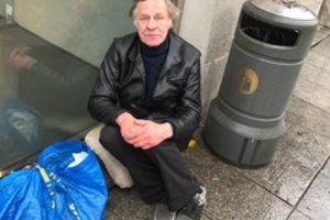 Prie parduotuvės elgetaujančio vilniečio sūnus papasakojo, kodėl tėvas taip daro