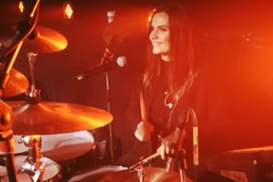 Dainininkė Jurga Šeduikytė koncertiniame ture užgrojo būgnais