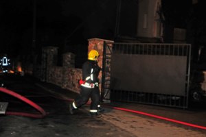 Vilniuje užsiliepsnojo malkinė ir garažas, įtariamas padegimas