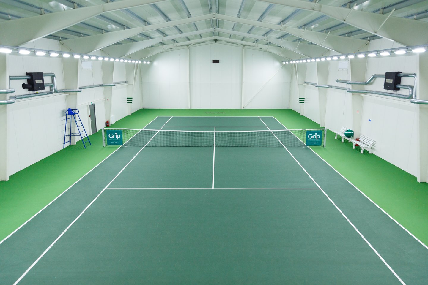  „Teniso saloje“ veikia unikali turnyrinė sistema „Riešės vertikalė“, kurioje gali žaisti tiek pažengęs, tiek pradedantysis tenisininkas. 