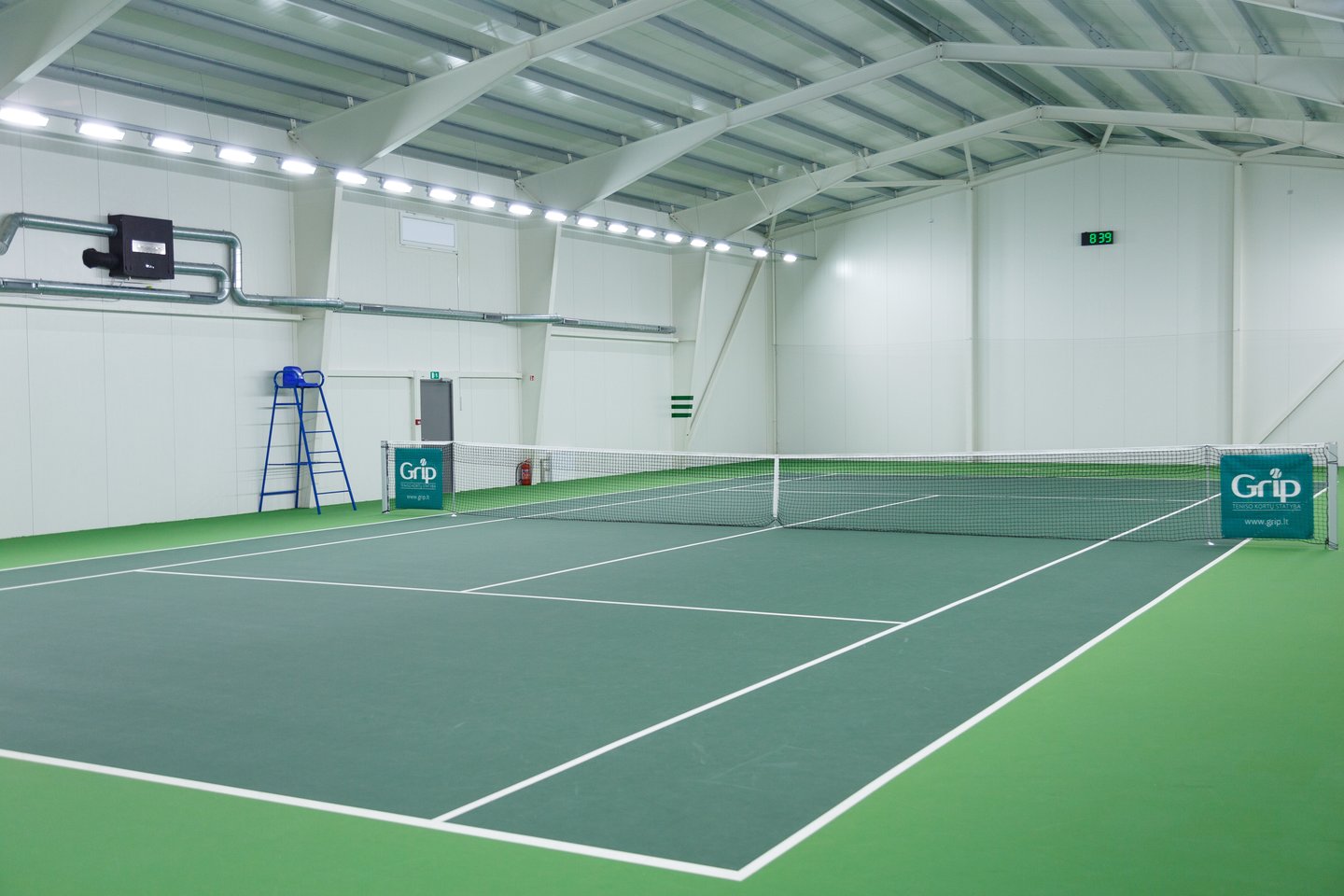  „Teniso saloje“ veikia unikali turnyrinė sistema „Riešės vertikalė“, kurioje gali žaisti tiek pažengęs, tiek pradedantysis tenisininkas. 