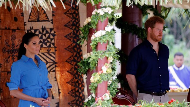 Vizito Tongoje metu Meghan Markle apsiverkė – princas Harry nesulaikė juoko
