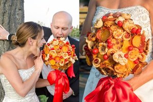 Pabodo įprastos vestuvinės puokštės? Paprašykite, kad pagamintų štai tokią