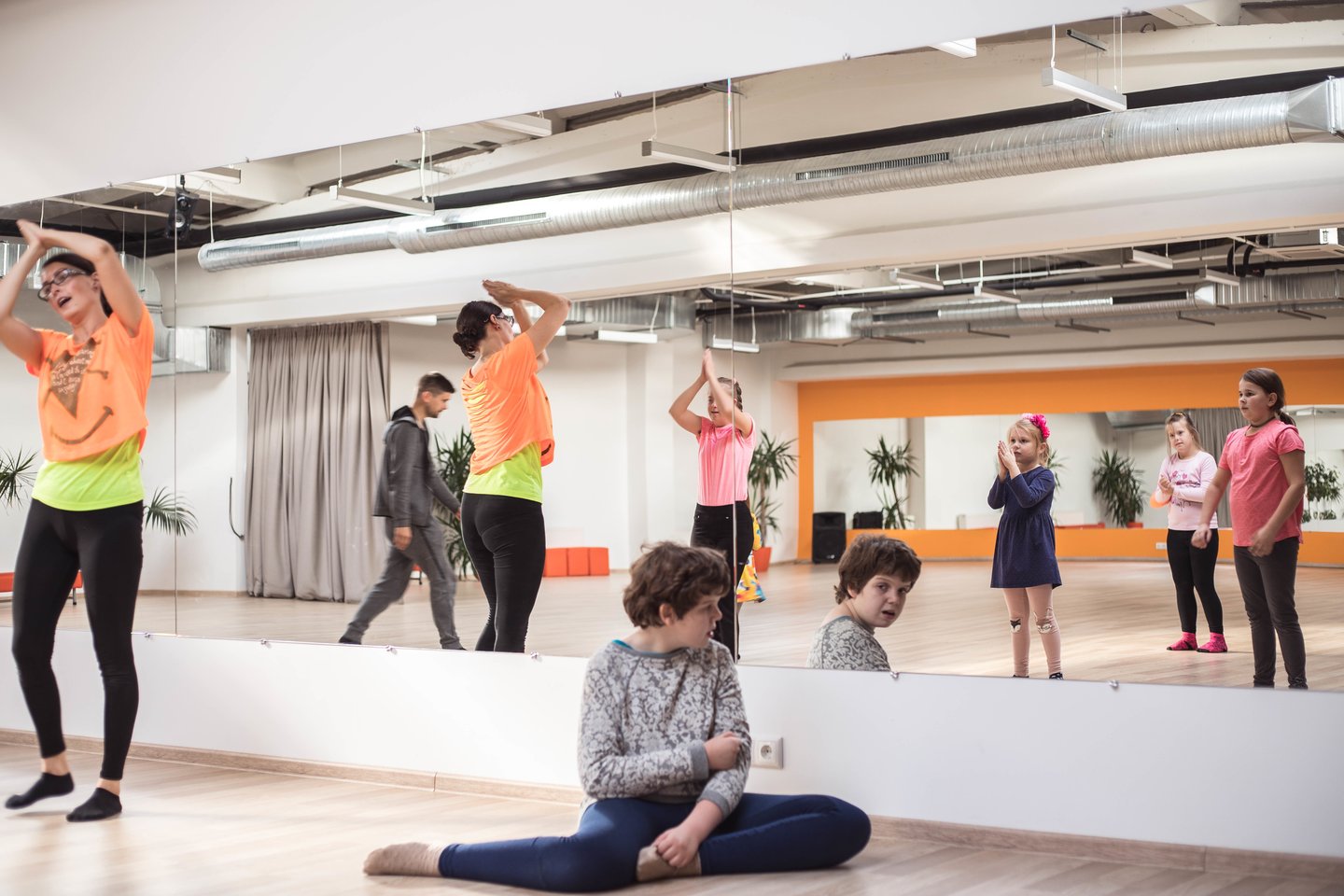  Ritos Žogelės vedamas šokių pamokas lanko specialiųjų poreikių turintys vaikai ir jų tėveliai.<br> U. Savickaitės nuotr.