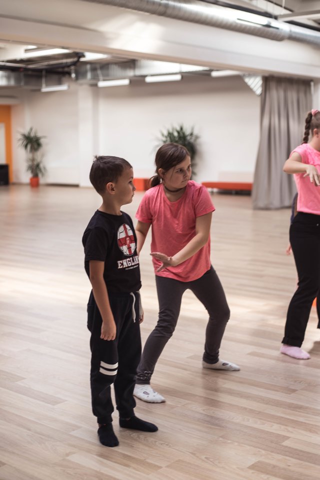  Ritos Žogelės vedamas šokių pamokas lanko specialiųjų poreikių turintys vaikai ir jų tėveliai.<br> U. Savickaitės nuotr.