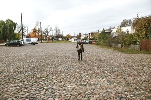 Akmeninės gatvės: kam romantiškos, o kam – tik didelio triukšmo šaltiniai?