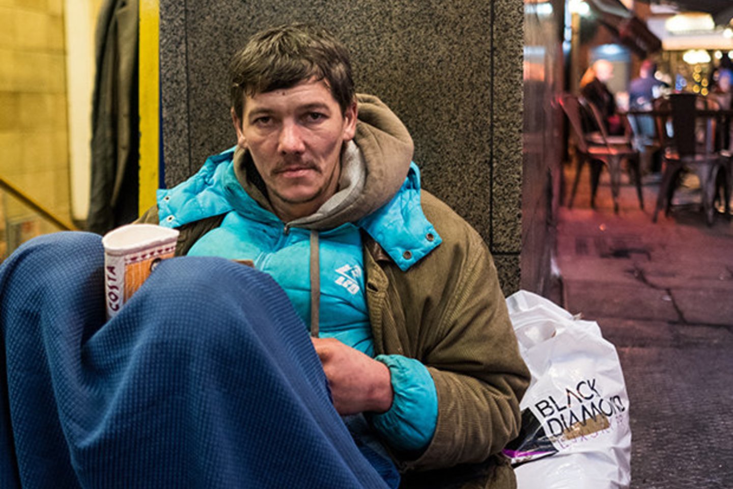 Benamis Arturas iš Latvijos sako, kad atvyko į Didžiąją Britaniją, norėdamas pagerinti savo gyvenimą. Dabar jis elgetauja prie metro stoties šalia Lesterio aikštės <br>lenta.ru nuotr.