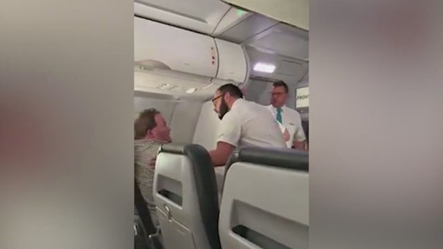 Panikos apimtas keleivis šokiravo aplinkinius – atidarė kylančio lėktuvo duris