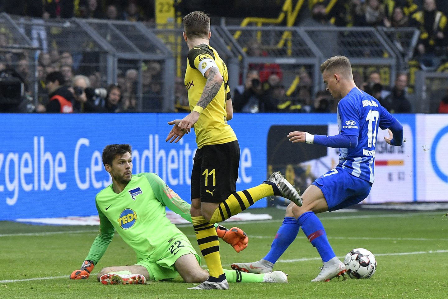 Dortmundo ekipa dukart pirmavo po 18-mečio J.Sancho įvarčių.<br> AP nuotr.