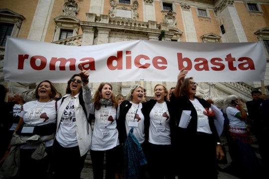 Tūkstančiai Romos gyventojų protestuoja dėl prastėjančios padėties mieste