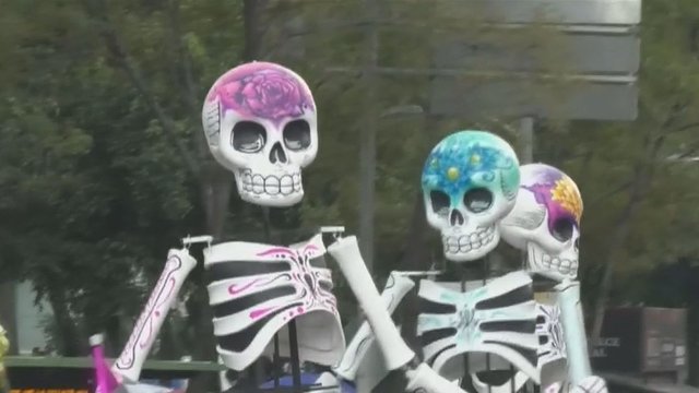Minios susirinkusiųjų Meksikoje surengė Mirusiųjų dienos paradą