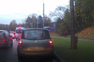 Liko priblokštas, kaip pasielgė vairuotojas, pamatęs greitosios pagalbos švyturėlius