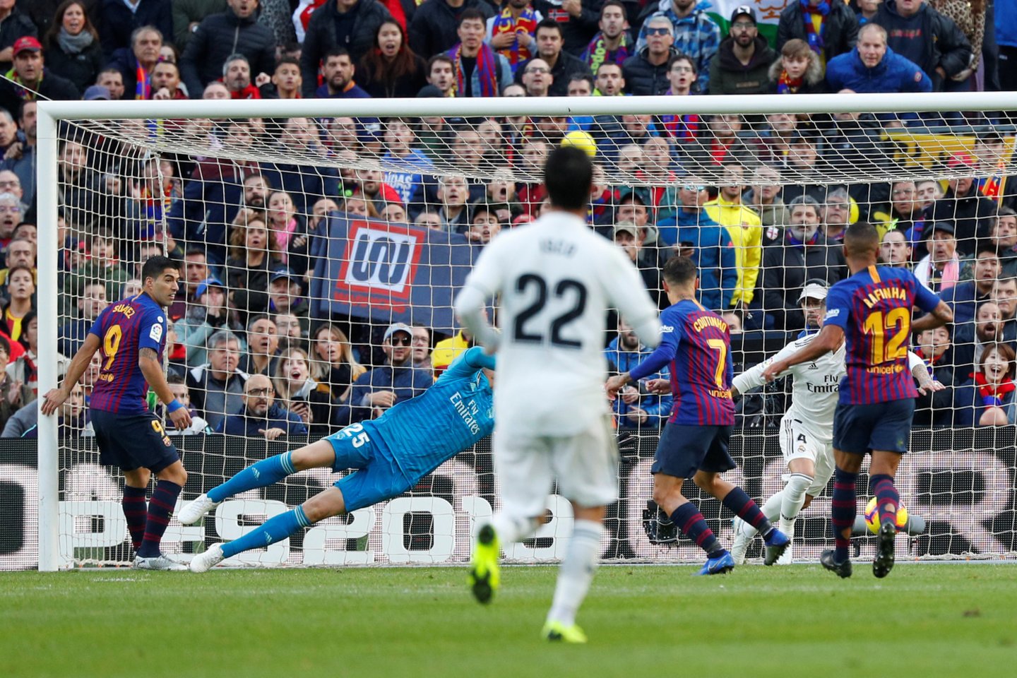  „El Clasico“ atkaklus mūšis nepavyko: „Barca“ sutriuškino „Real“ ekipą.<br>AFP/Reuters/Scanpix nuotr. 