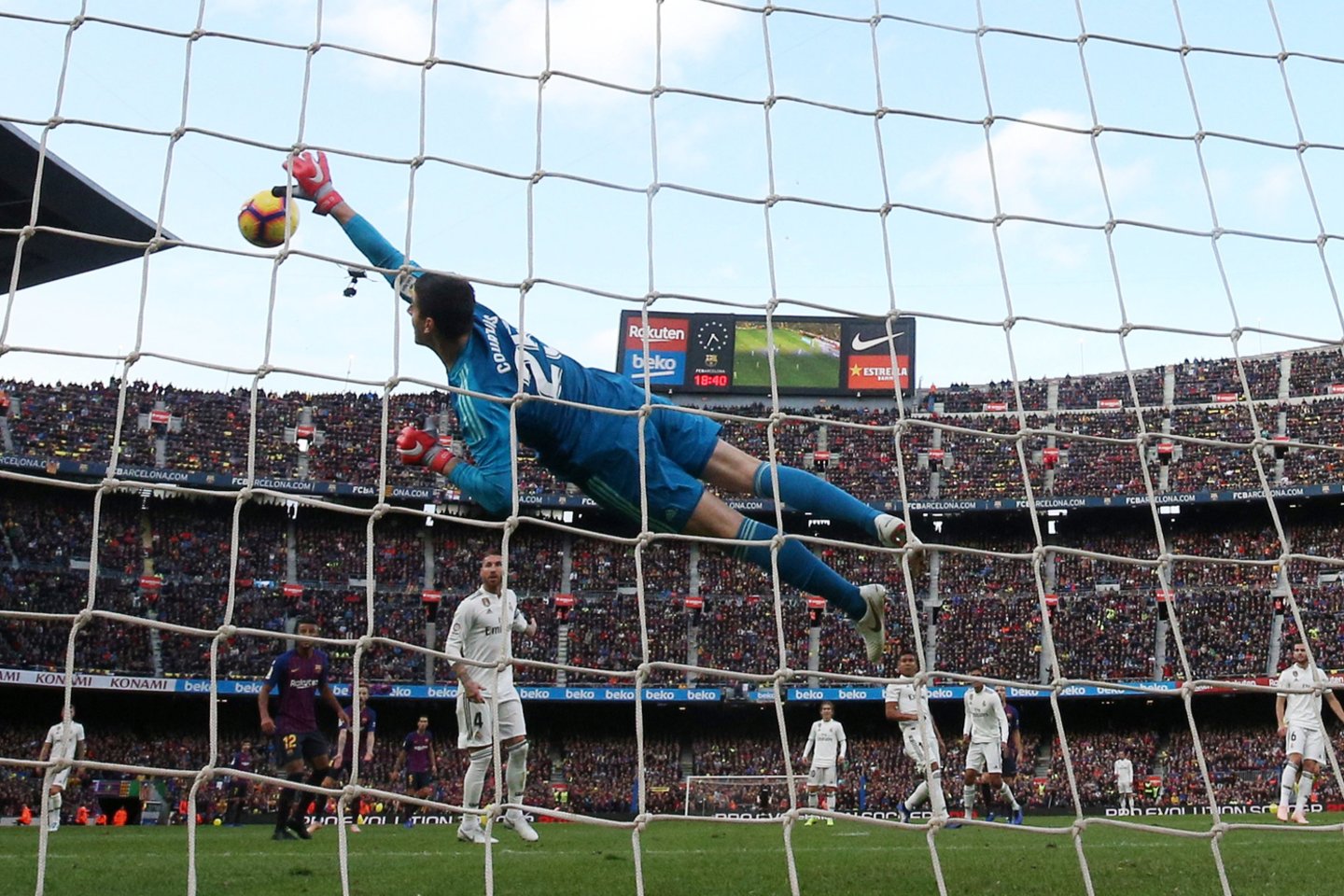  „El Clasico“ atkaklus mūšis nepavyko: „Barca“ sutriuškino „Real“ ekipą.<br>AFP/Reuters/Scanpix nuotr. 