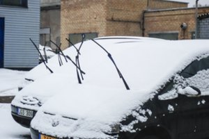 Vairuotojus įkalino įstatymas: prisnigo, bet dešimtadaliui žieminės padangos dar draudžiamos