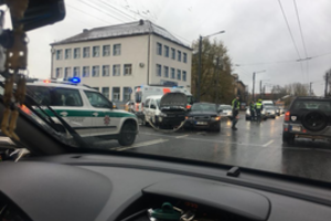 Du susidūrę automobiliai visiškai sustabdė eismą Petrašiūnuose, nukentėjo 2 moterys