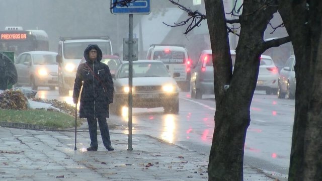 Lietuvoje iškritęs pirmasis sniegas vairuotojams sukėlė nepatogumų
