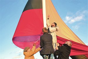 Virš teatro suplazdėjo milžiniška trispalvė