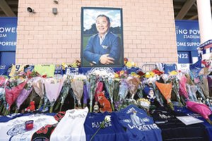 Tūkstančiai gedi tragiškos lemties ištikto „Leicester City“ sėkmės talismano